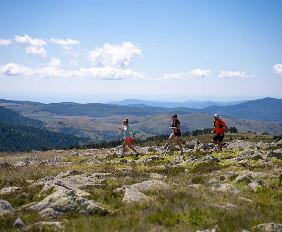 Trail runners at the summit of Finiels